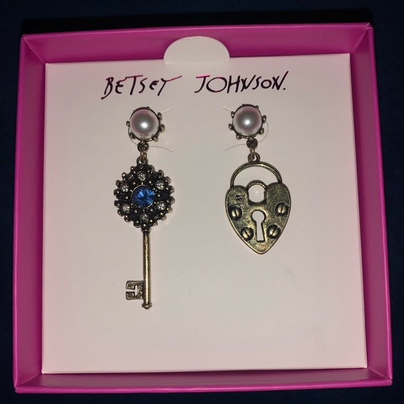 Betsey Johnson mismatched Earrings - Picture 2 of 3